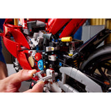 LEGO 42202 Technic Ducati Panigale V4 S motor