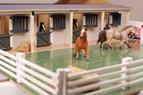 Kids Globe paardenstal met 7 boxen en weiland 1:24 75x69x31cm