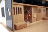 Kids Globe paardenstal met 7 boxen en weiland 1:24 75x69x31cm