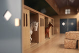 Kids Globe paardenstal met 7 boxen en weiland 1:24 75x69x31cm