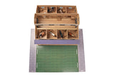 Kids Globe paardenstal met 7 boxen en weiland 1:24 75x69x31cm