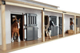 Kids Globe paardenstal met 7 boxen en weiland 1:24 75x69x31cm